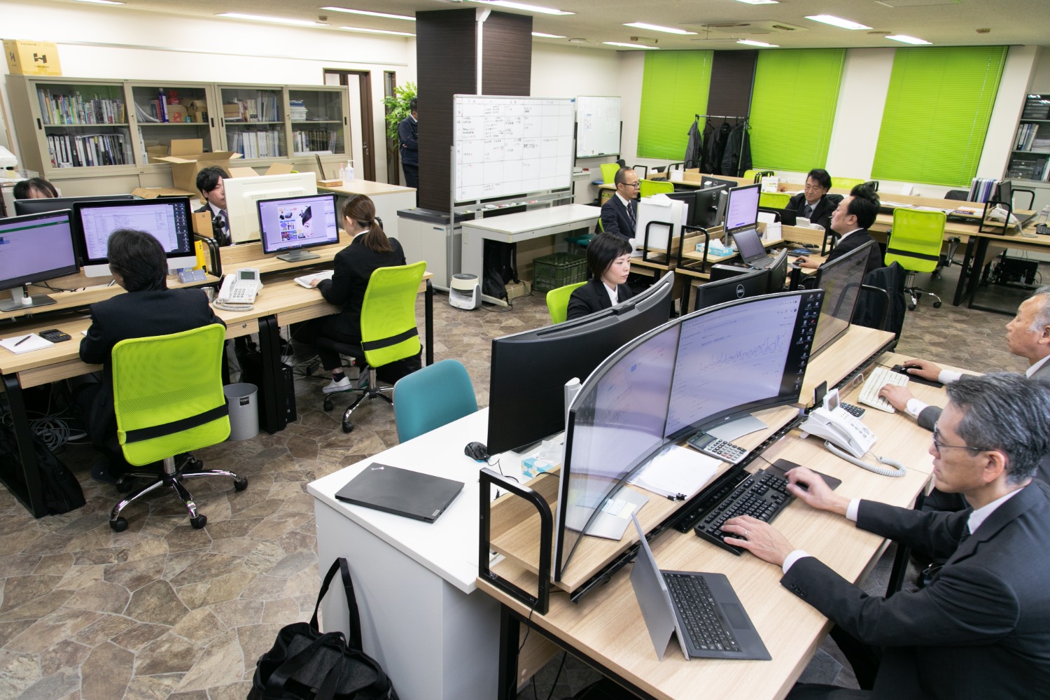 【正社員／未経験OK】 自社開発システムのウェブエンジニア★下流だけでなく、上流工程まで携われる★週休2日制★残業も月10時間程度